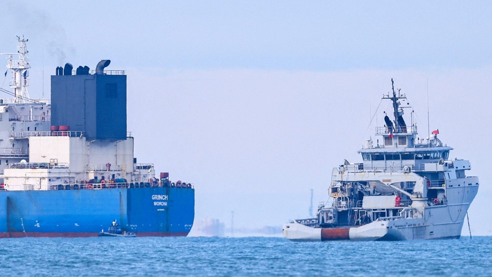 Navio da marinha francesa intercepta o petroleiro Grinch — Foto: BBC News fonte