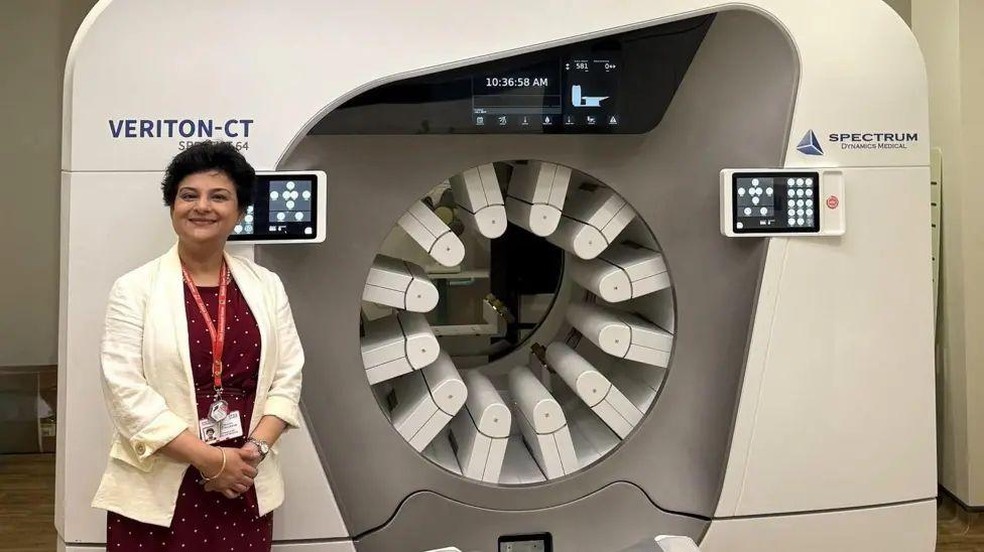 Kshama Wechaleka com o novo equipamento no Royal Brompton Hospital de Londres. — Foto: BBC News fonte