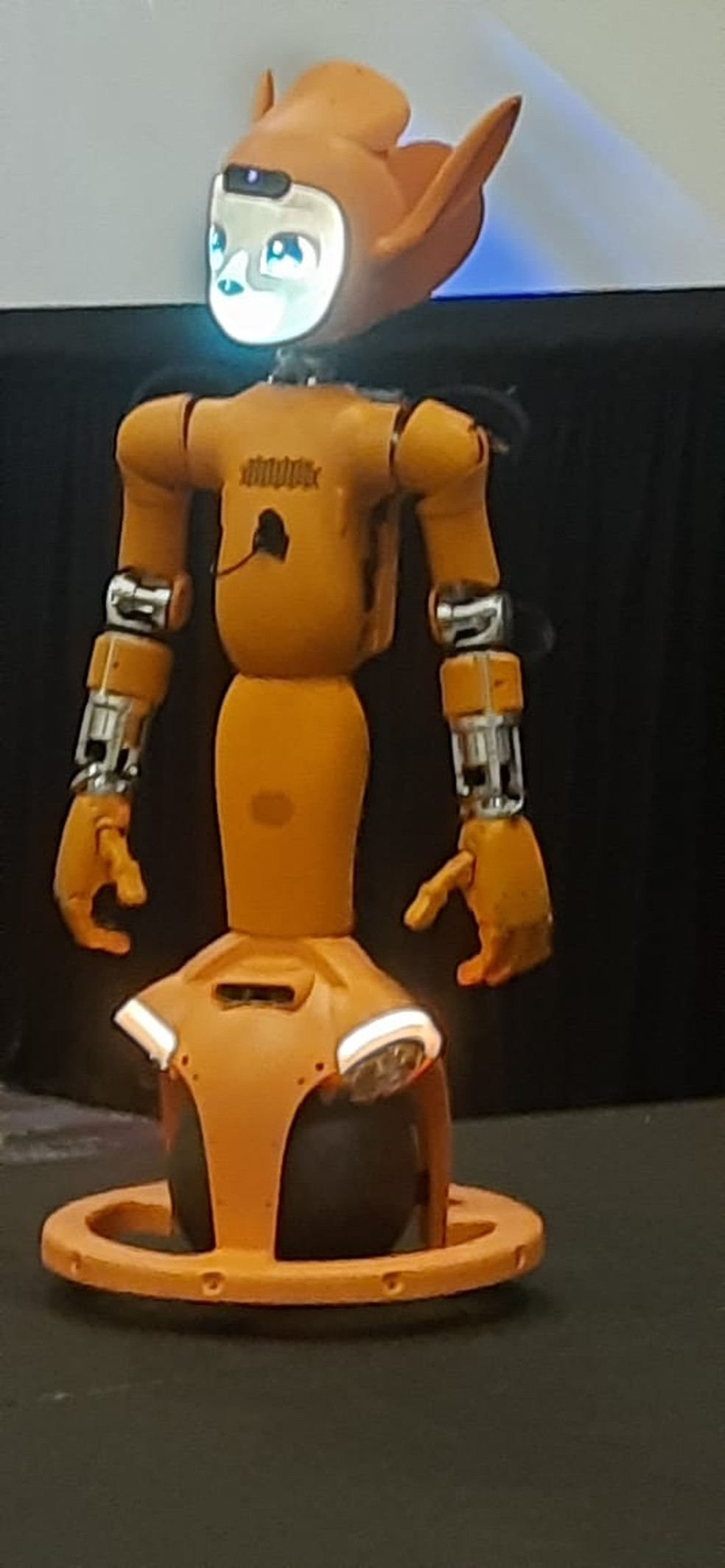 A robô Mirokaï, da Enchanted Tools, subiu ao palco do SXSW — Foto: Marisa Adán Gil