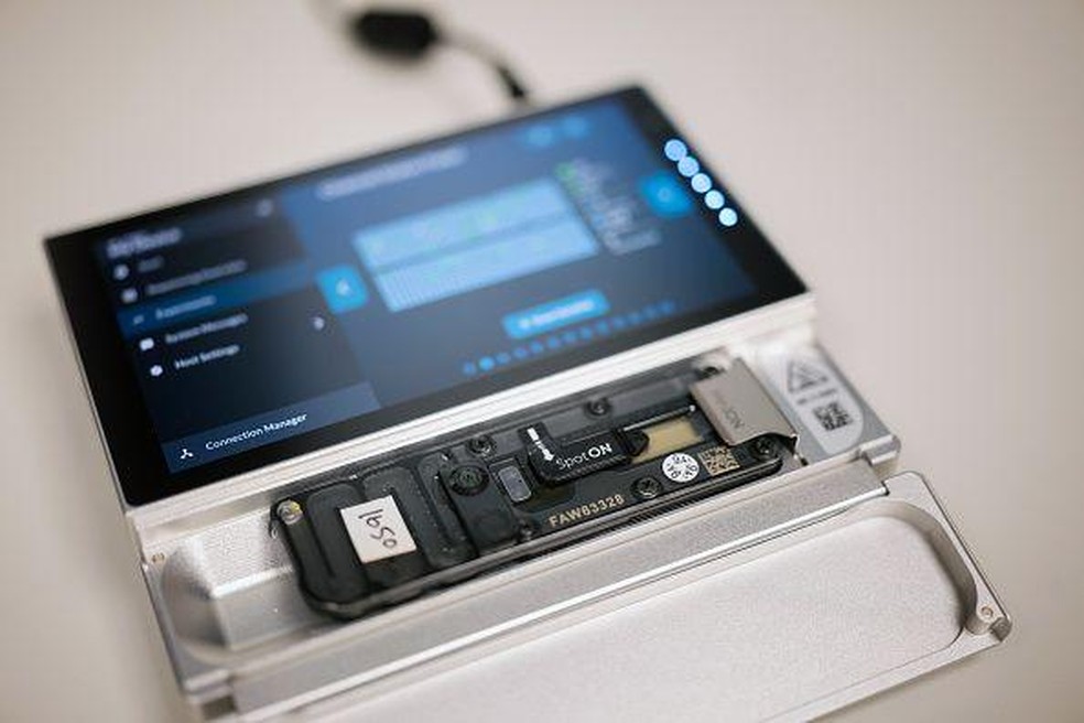 Um pequeno aparelho chamado Oxford Nanopore permite fazer o sequenciamento genético no próprio campo de pesquisa — Foto: BBC News fonte