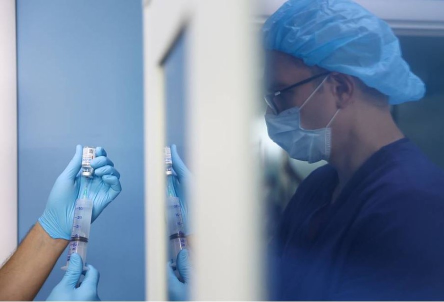 Vacina russa contra o câncer será distribuída gratuitamente no país em 2025, diz governo