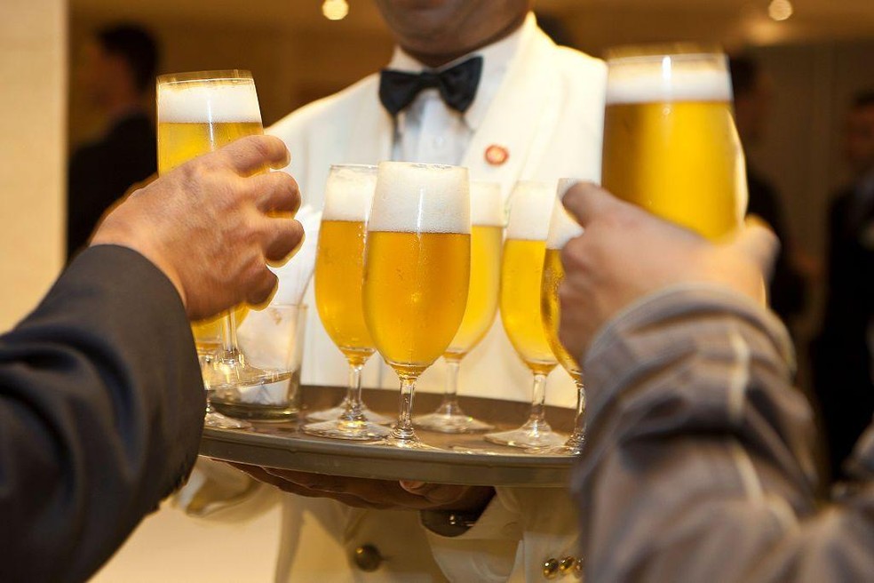 Os cariocas elegeram o chope como parte de um modo de vida que inclui bate-papo com amigos, convívio com vizinhos, paquera e torcida pelo time do coração — Foto: BBC News fonte