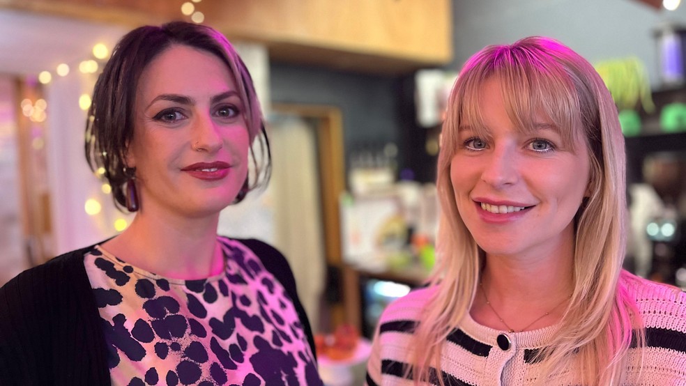 Madelaine Thomas e a apresentadora de TV Jess Davies passaram pela experiência de ter suas imagens íntimas compartilhadas sem consentimento — Foto: BBC News fonte