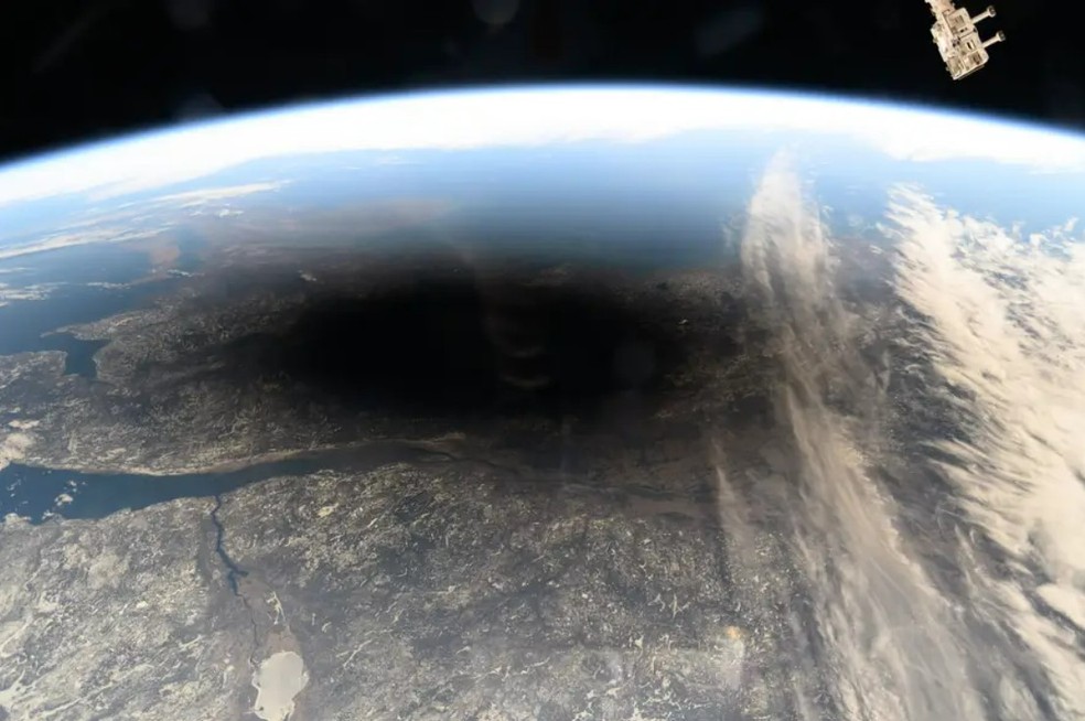A sombra da lua cobre partes de Quebec, New Brunswick e Maine durante o eclipse solar em 8 de abril de 2024 — Foto: Nasa