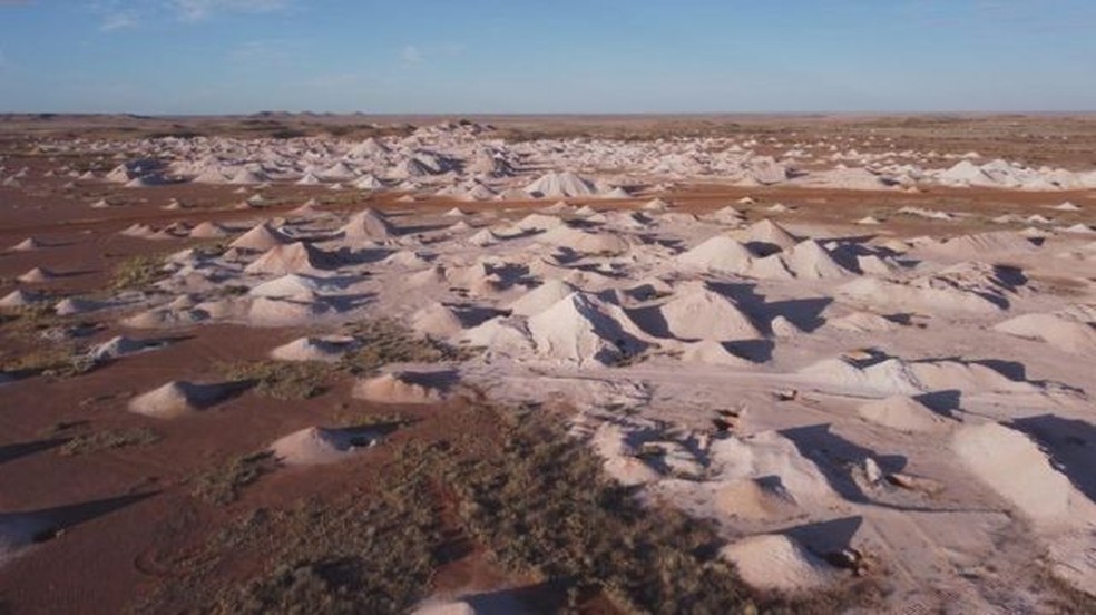 Andar a pé no deserto perto de Coober Pedy pode ser perigoso. O terreno é salpicado de poços de mineração abandonados — Foto: Getty Images via BBC