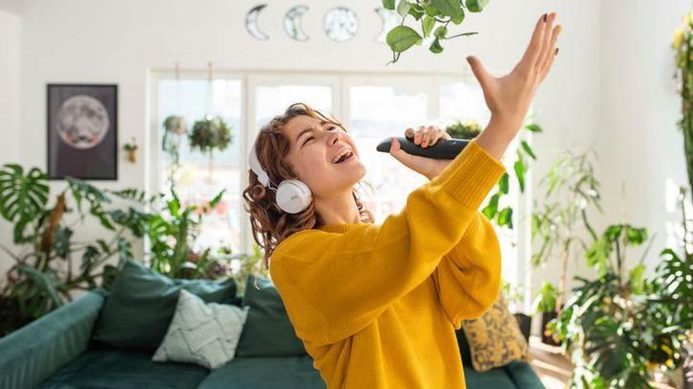Cada vez mais iniciativas usam o canto como terapia para ajudar pacientes com diferentes tipos de condições — Foto: BBC News fonte
