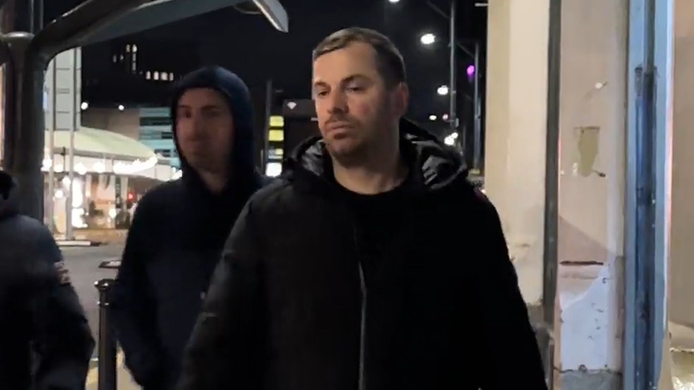 Florjan Reka, à direita, e seu irmão Roland dirigem canais na internet que filmam mulheres às escondidas — Foto: BBC News fonte