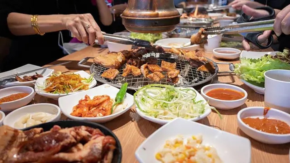 O desperdício na Coreia do Sul pode ser significativo por causa de uma tradição culinária chamada banchan, que serve vários acompanhamentos com um prato principal — Foto: Getty Images via BBC News