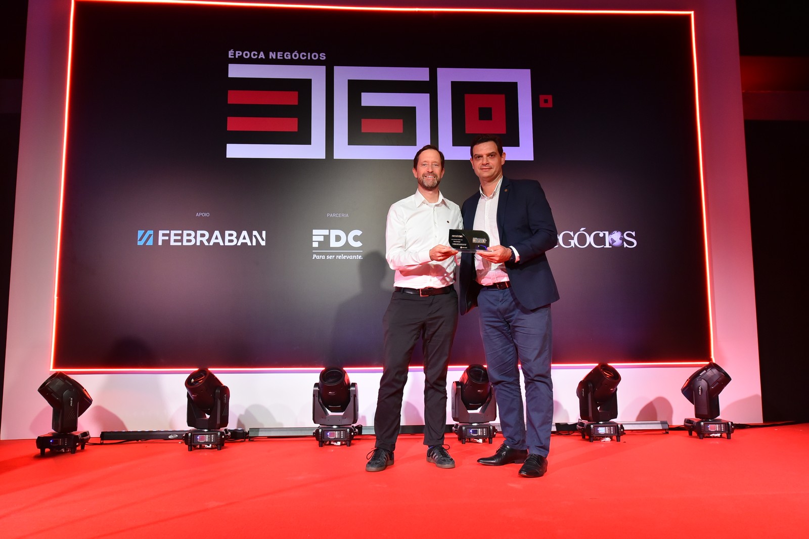 A Vibra Energia saiu vencedora no setor Atacado: Leandro Scofano, Diretor Comercial, recebeu o troféu — Foto: Flavio Santana