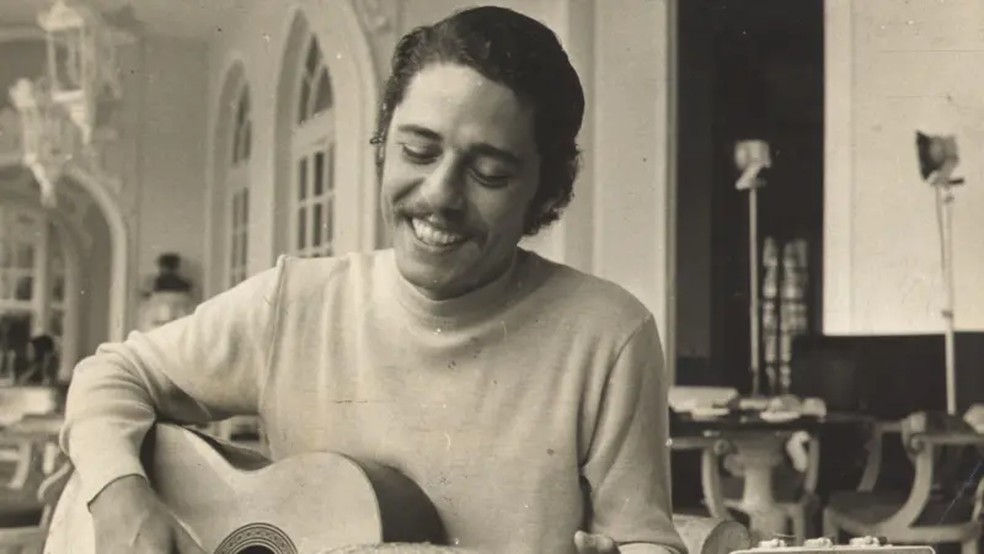 Chico Buarque em foto do início da década de 1970; canção feita para imobiliária faz parte do início da evolução artística do músico, dizem entrevistados — Foto: BBC