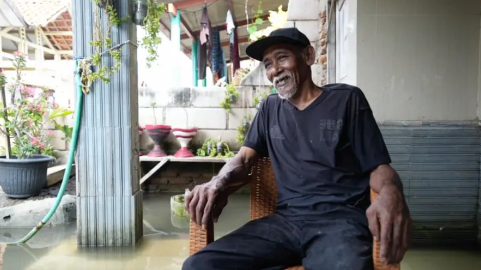 Suwandi mostrou à BBC sua casa, que sofre alagamentos todos os dias — Foto: Ivan Batara/BBC News