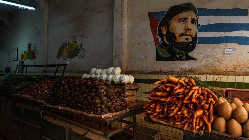 Os mercados agropecuários oferecem uma alternativa mais econômica que as lojas dolarizadas ou as Mipymes, mas seus preços continuam fora do alcance de muitas pessoas — Foto: BBC News fonte