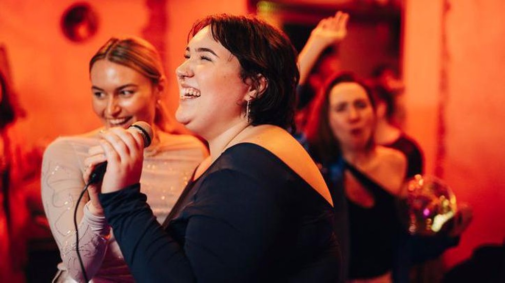 Cantar com outras pessoas pode ser mais benéfico do que cantar sozinho — Foto: BBC News fonte