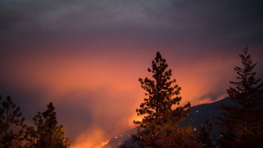 Chuvas ajudarão a limpar o ar do Canadá, mas incêndios florestais devem continuar