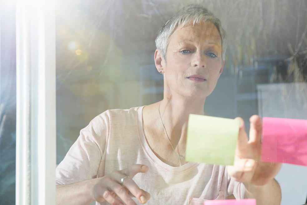 Muitas outras mulheres compartilharam suas próprias estratégias de enfrentamento: algumas mantêm ventiladores sobre as mesas no trabalho para lidar com as ondas de calor, outras escrevem lembretes para si mesmas, como eu fiz, para contornar a névoa mental durante reuniões e apresentações — Foto: BBC News fonte