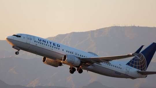 Mais de 30 passageiros passam mal em voo da United Airlines, e aeronave precisa ser tirada de serviço