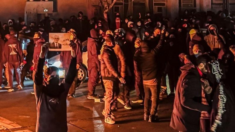 As medidas foram anunciadas em meio a protestos contra o governo iraniano que, segundo entidades de direitos humanos, já deixaram mais de 600 manifestantes mortos em três semanas — Foto: BBC News fonte