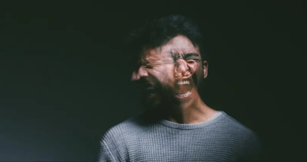 Palavras que as pessoas escolhem revelam silenciosamente padrões mais profundos de como elas pensam, sentem e se relacionam com os outros — Foto: PeopleImages/Getty Images via BBC News