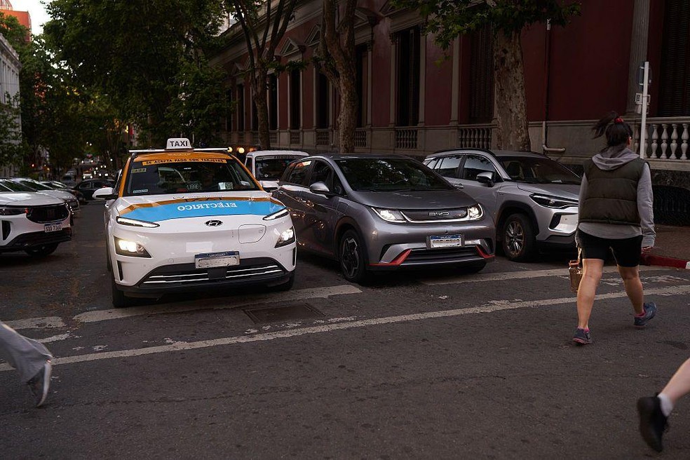 Seja para transporte de passageiros ou para uso particular, os carros elétricos no Uruguai contam com diversos benefícios tributários — Foto: BBC News fonte