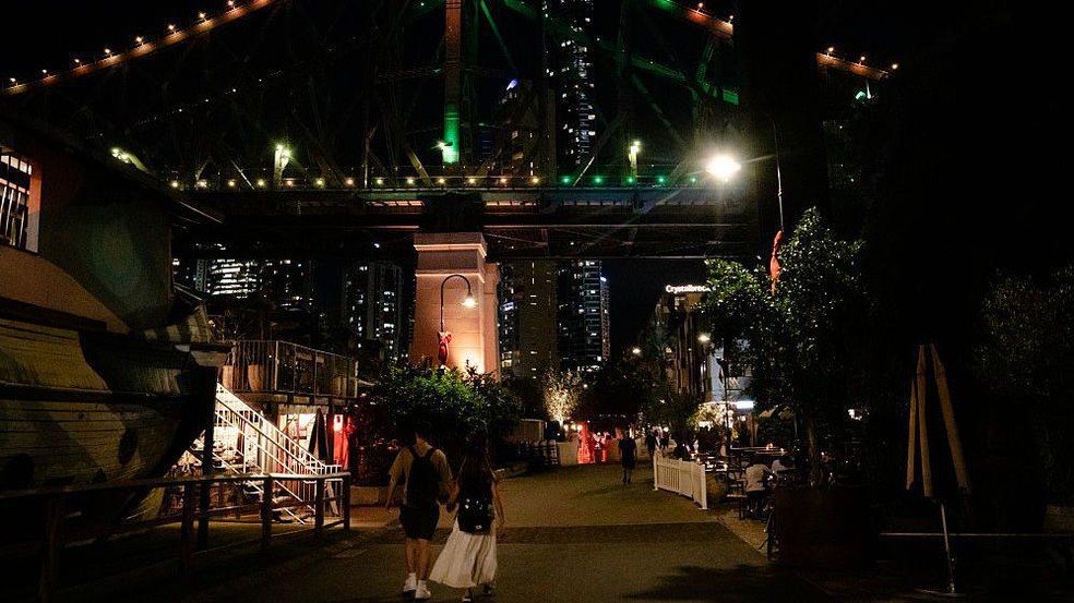 A Ponte Story de Brisbane, na Austrália, recebeu iluminação verde e dourada para marcar o início da proibição das redes sociais — Foto: BBC News fonte