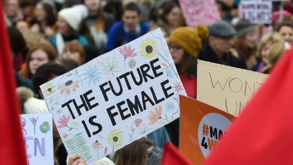 Cartaz em Londres dizendo 'O futuro é feminino': mulheres de todo o mundo fazem marchas e protestos por direitos iguais na semana do 8 de março — Foto: BBC News fonte
