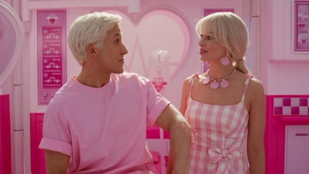 Margot Robbie e Ryan Gosling contracenam em 'Barbie' — Foto: WB