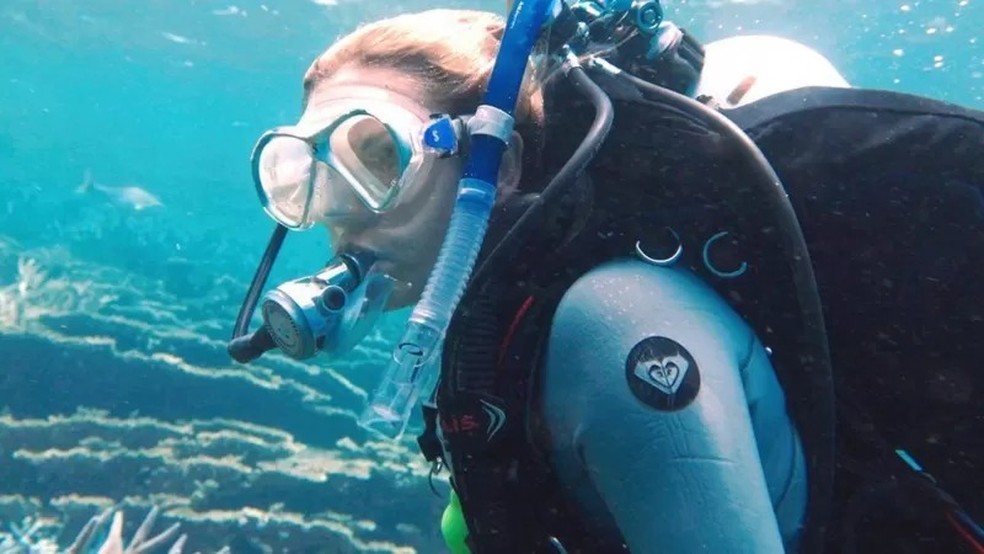 A bióloga marinha Taryn Foster trabalha para recuperar os recifes de corais nas águas do Oceano Índico, a oeste da Austrália — Foto: DIVULGAÇÃO/AUTODESK via BBC