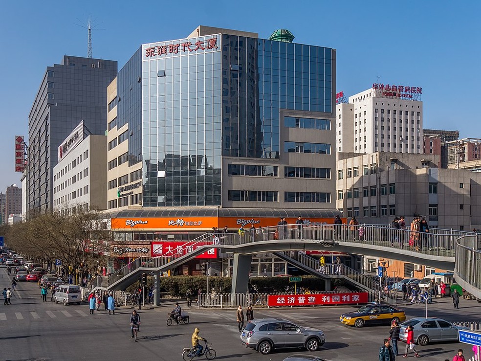 Investidores motivados pelas perspectivas de novas medidas da China para apoiar o setor imobiliário local em dificuldades — Foto: Reinhold Möller, CC BY-SA 4.0 <https://creativecommons.org/licenses/by-sa/4.0>, via Wikimedia Commons