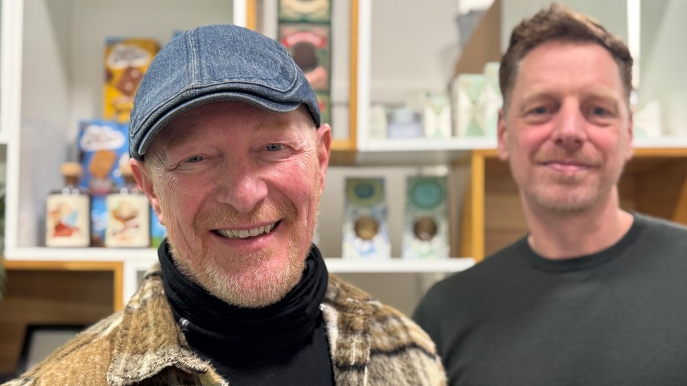 Gavin Arm e Bert de Wit implementaram a semana de quatro dias na empresa em 2019 — Foto: BBC News fonte