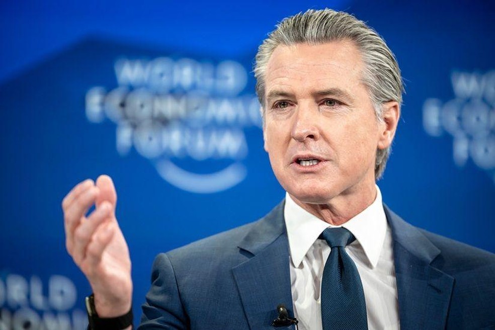 Gavin Newsom, governador democrata da Califórnia, promete campanha contra o imposto — Foto: BBC News fonte