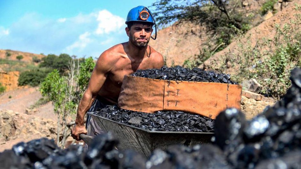 O subsolo venezuelano abriga vastas jazidas de outros recursos minerais, além de petróleo e gás — Foto: BBC News fonte