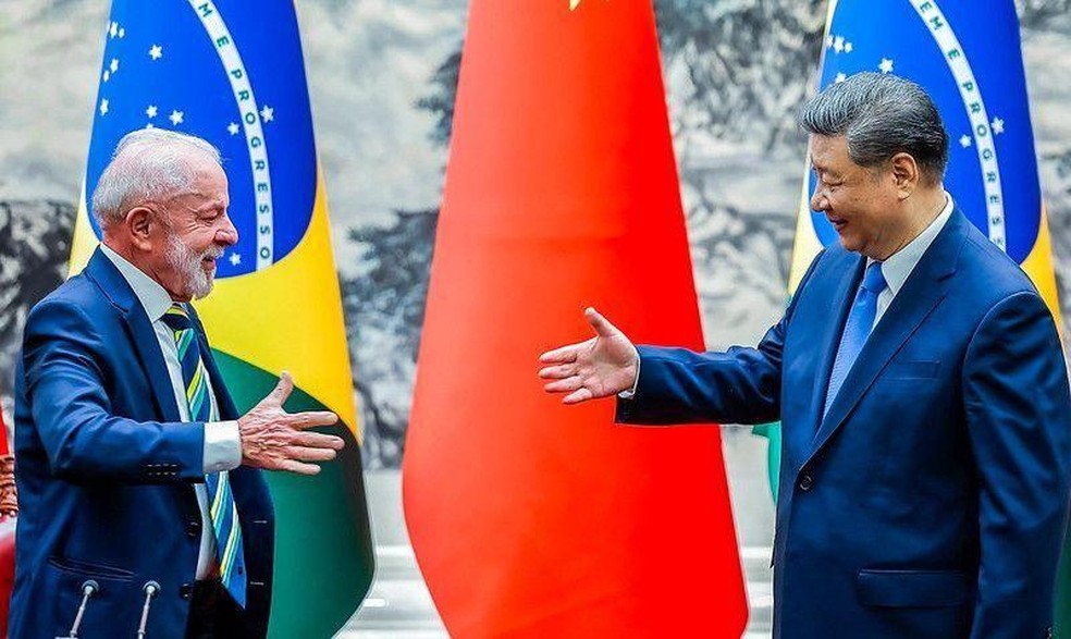 Lula e o presidente chinês, Xi Jinping, em Pequim, durante visita oficial do presidente brasileiro à China — Foto: BBC News fonte