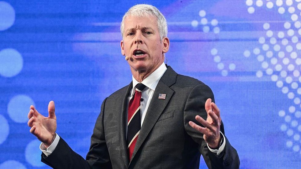 O secretário de Energia dos EUA, Chris Wright, disse que o governo planeja controlar as futuras vendas de petróleo da Venezuela — Foto: AFP via Getty Images / BBC News