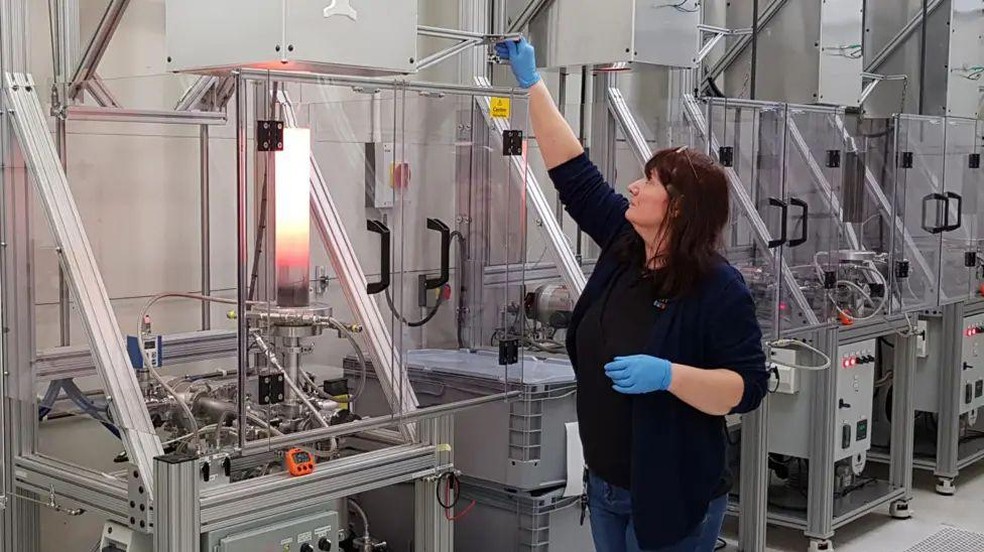 Fornos especiais são usados para fabricar CZT. — Foto: BBC News fonte