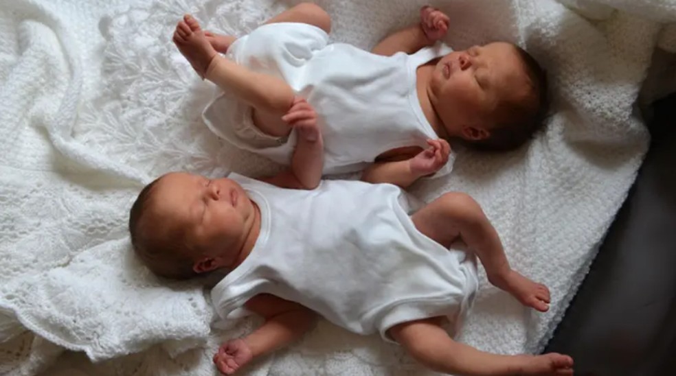 Gêmeas idênticas tendem a compartilhar praticamente todos os genes e a ter aparência muito semelhante — Foto: BBC News