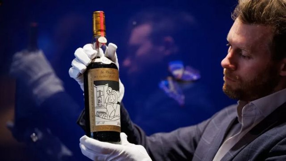 Jonny Fowle, chefe global de bebidas exóticas da Sotheby's, disse: "O Macallan 1926 é o uísque que todo leiloeiro deseja vender" — Foto: TRISTAN FEWINGS/VIA BBC