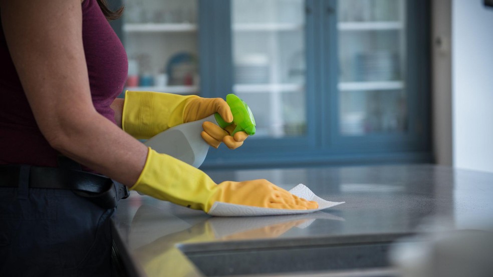 'Não é fácil ser chamada de faxineira após tanto tempo de estudo, mas aprendi na marra que todo trabalho é digno', diz engenheira brasileira que trabalha limpando casas em Londres (foto ilustrativa) — Foto: BBC News fonte