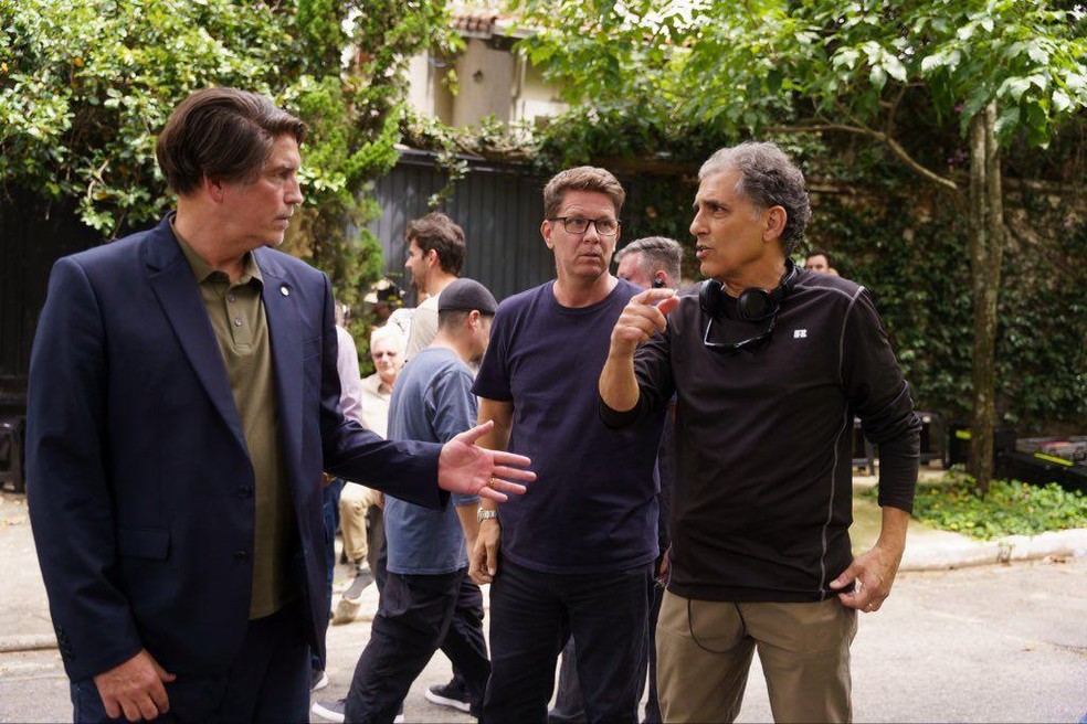 Jim Caviezel, Mario Frias e Cyrus Nowrasteh em gravação de filme sobre Bolsonaro — Foto: BBC News fonte