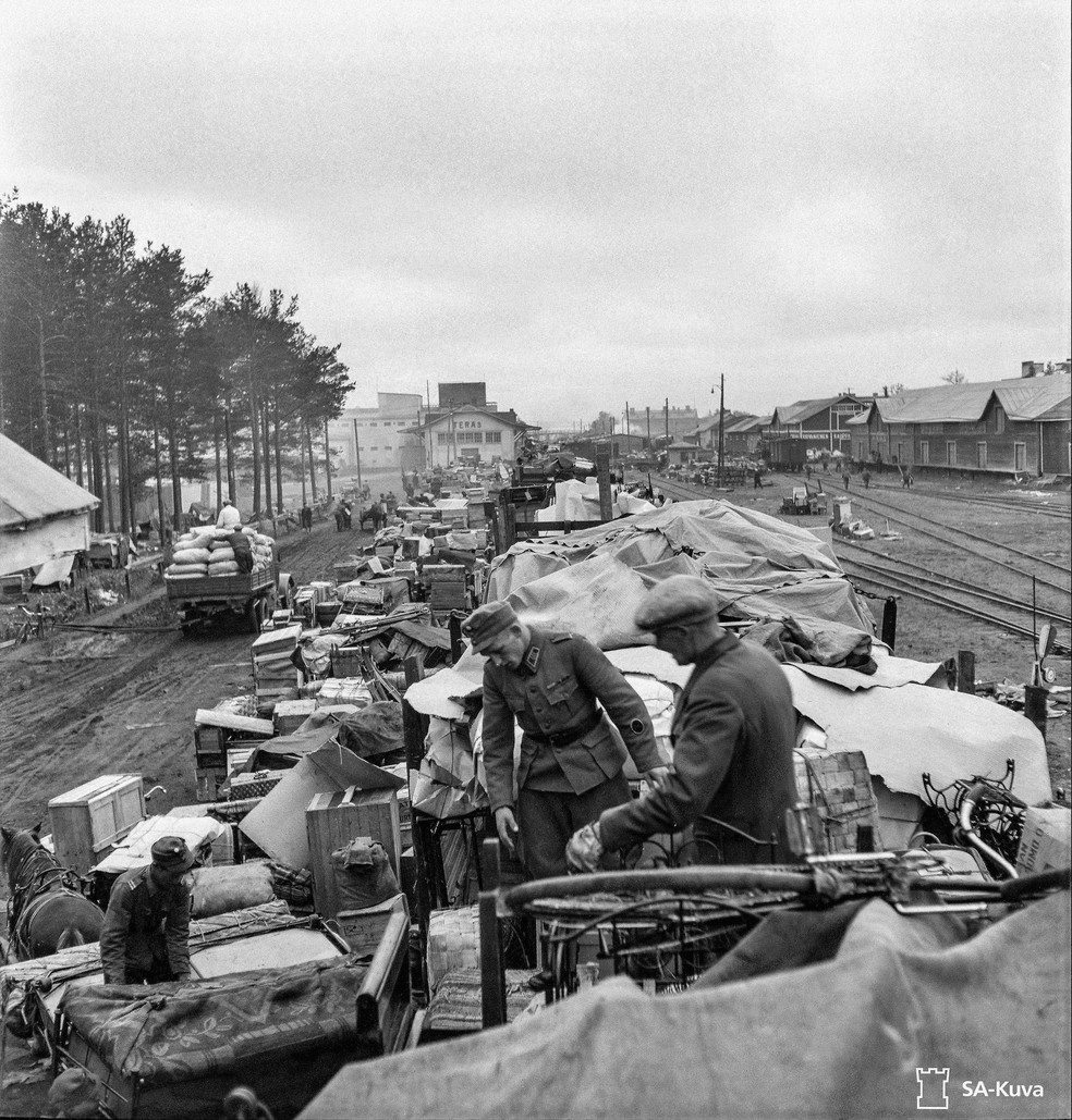 BBC News fonte — Foto: Trens de evacuação na estação ferroviária de Rovaniemi em setembro de 1944