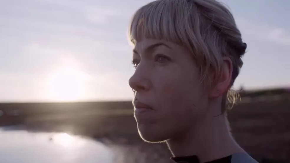 Helen Mort já falou várias vezes sobre o que passou por causa da pornografia deepfake — Foto: TYKE FILMS via BBC