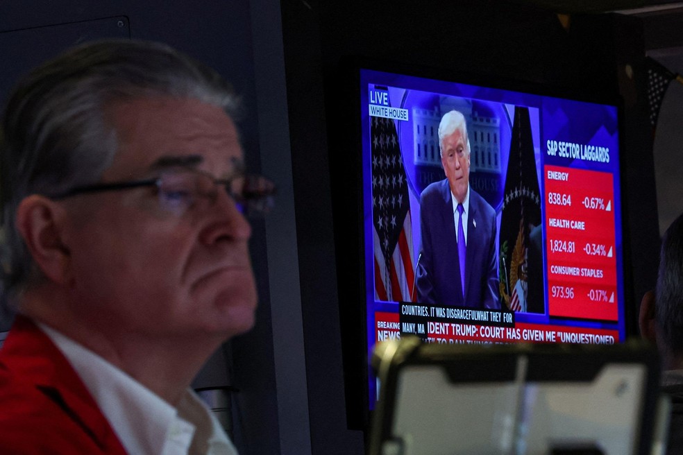 Segundo estimativas, o governo arrecadou cerca de US$ 130 bilhões (£96 bilhões) com as tarifas consideradas ilegais — Foto: BBC News fonte