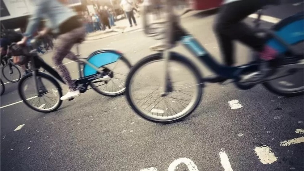 Cidades que estimulam o transporte de bicicleta ajudam a reduzir as emissões — Foto: GETTY IMAGES via BBC