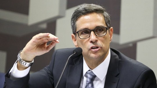 Campos Neto prevê melhora em risco fiscal e destaca "desinflação acentuada" no Brasil