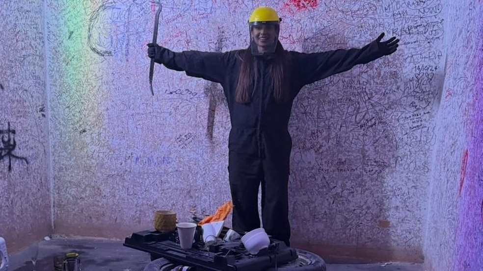 Deena conta que visitou uma 'sala da fúria' para experimentar algo diferente — Foto: BBC News fonte