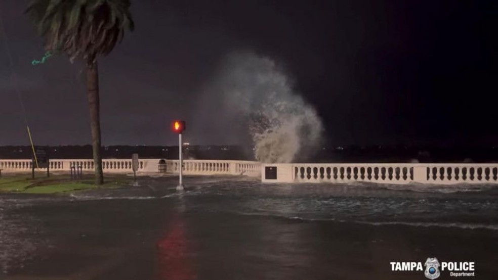 Passagem do furacão Idalia tem causado estragos e mortes na Flórida — Foto: POLÍCIA DE TAMPA/REUTERS/VIA BBC