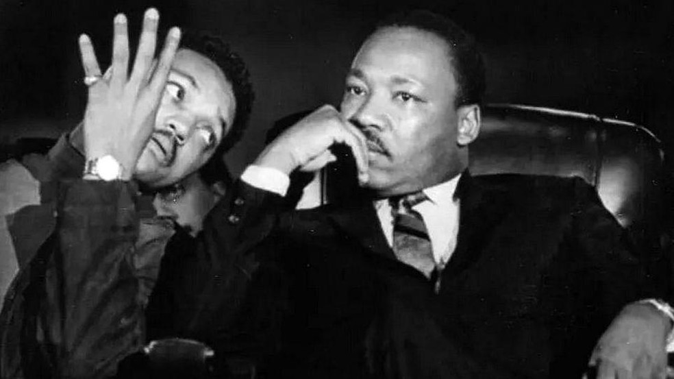 Jackson conversa com Martin Luther King Jr., em 1963 — Foto: BBC News fonte