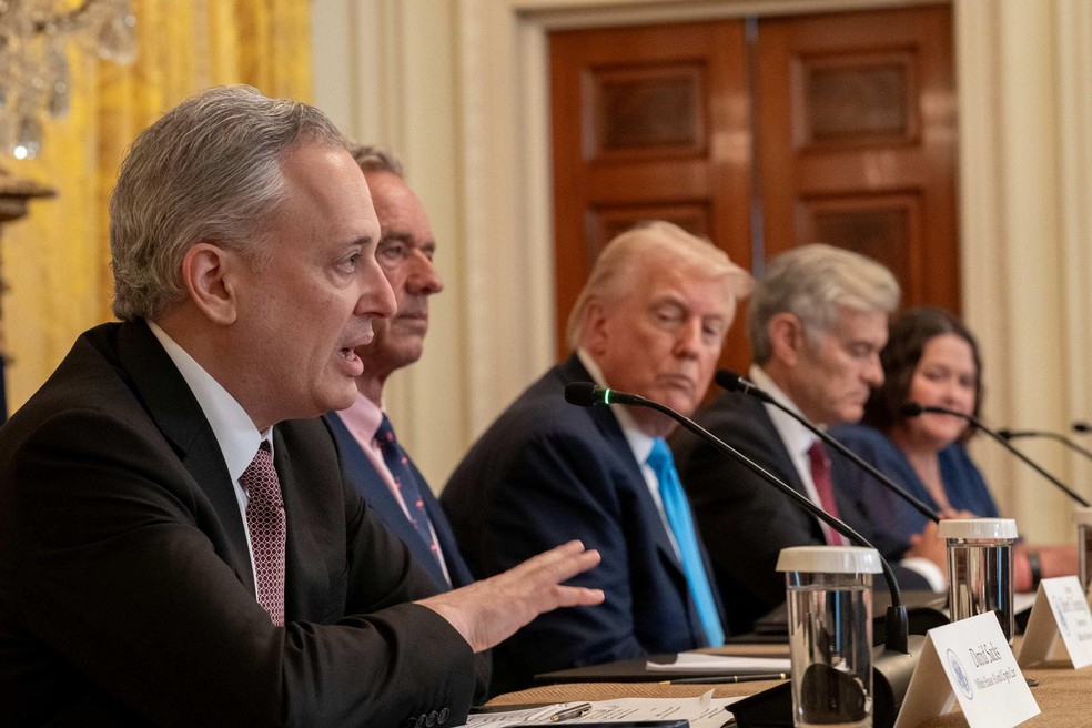 David Sacks fala em evento na Casa Branca, em julho de 2025. Ele é um dos bilionários que se opõem à medida — Foto: BBC News fonte