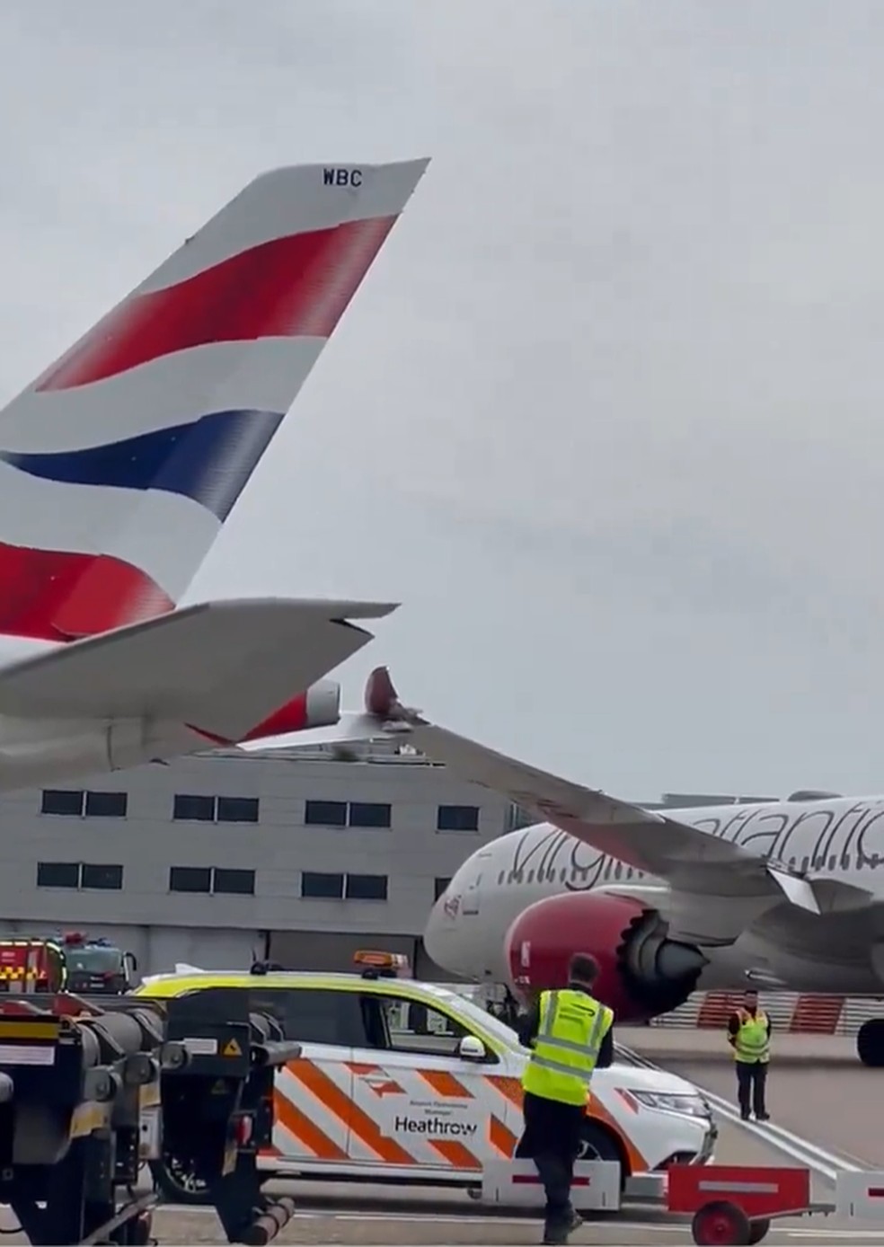 Dois aviões de passageiros quebraram as asas na pista enquanto uma das aeronaves estava sendo rebocada em Heathrow — Foto: Reprodução/X