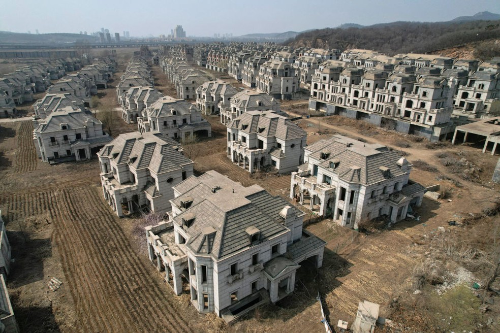 Vila de casas de luxo abandonada na China — Foto: Getty Images