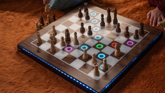 Movimento perfeito: IA dá dicas para os jogadores em tabuleiro inteligente de xadrez